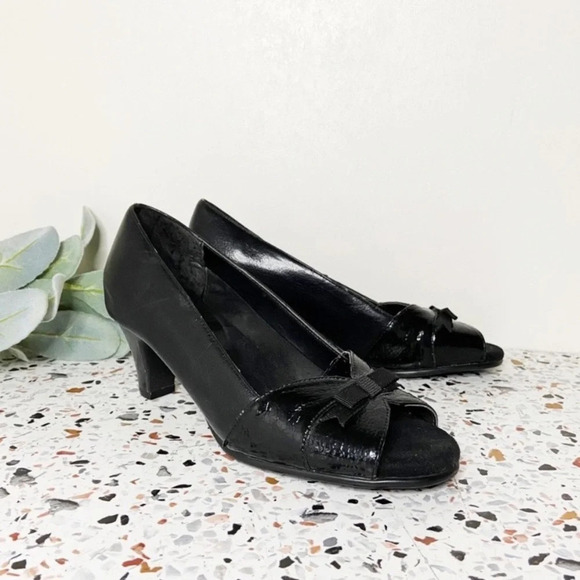 AEROSOLE A2 Heels Peep Toe Crosswinds Black Bow Kitten Heel Pumps Size 7 - Picture 1 of 12